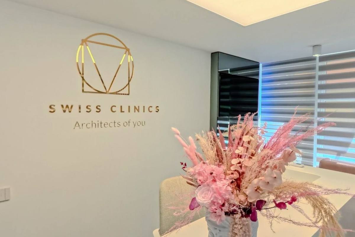 The calm white reception of Swiss Clinics in Cluj