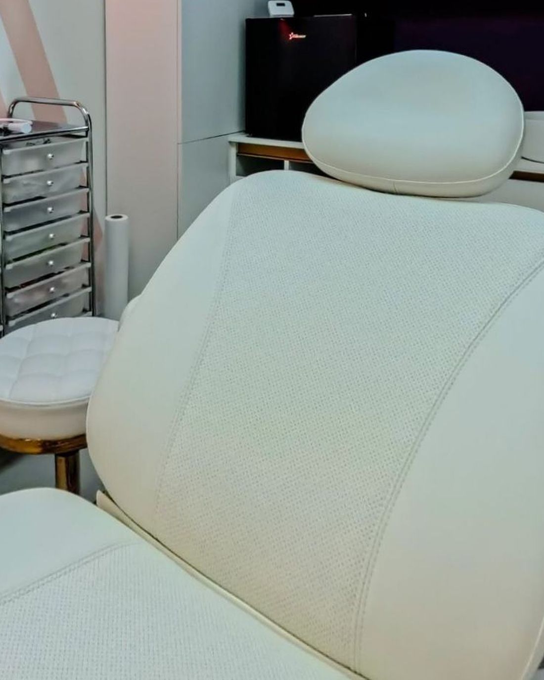 The quilted white treatment chair, close up
