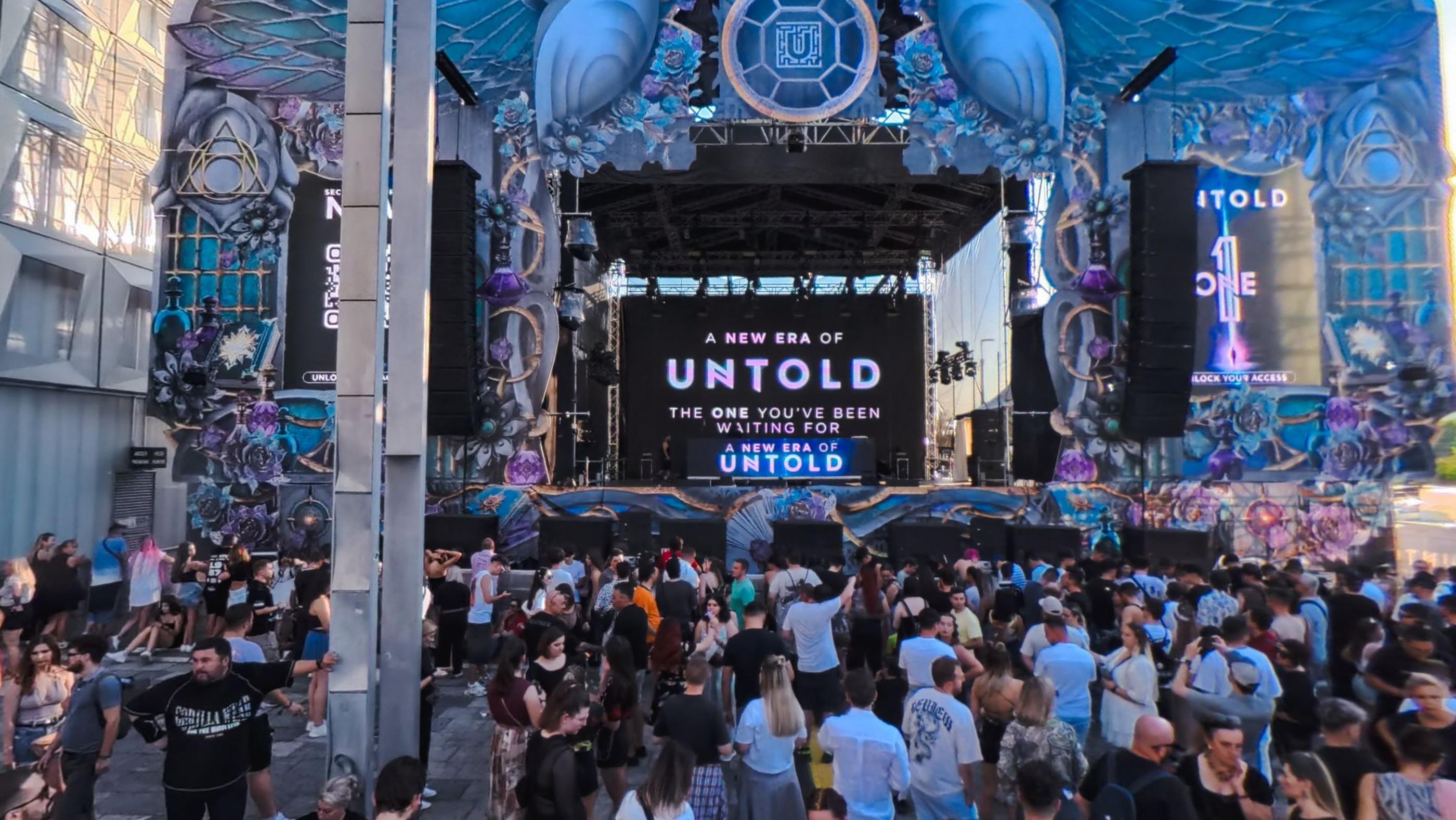 The main stage in daylight with the crowd gathering in front of it